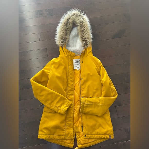 Only brand jacket size XS, beautiful bright yellow. Faux fur on hood. - Picture 1 of 3